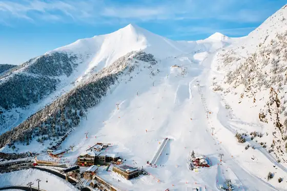 Ośrodek narciarski Pal-Arinsal w La Massana z trasą na stoku i wyciągami