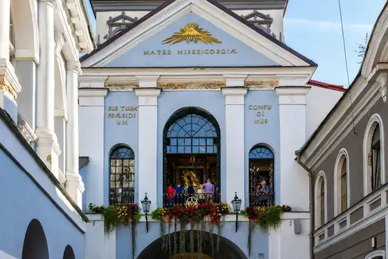 Ostra Brama w Wilnie z fasadą i wejściem z łukiem między kamienicami