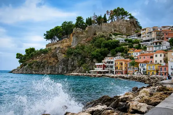 Parga i zamek na wzgórzu nad zatoką w Parga, Epir, Grecja