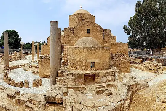 Park Archeologiczny Kato Pafos z mozaikami w Pafos, ruiny i kolumny na wykopie