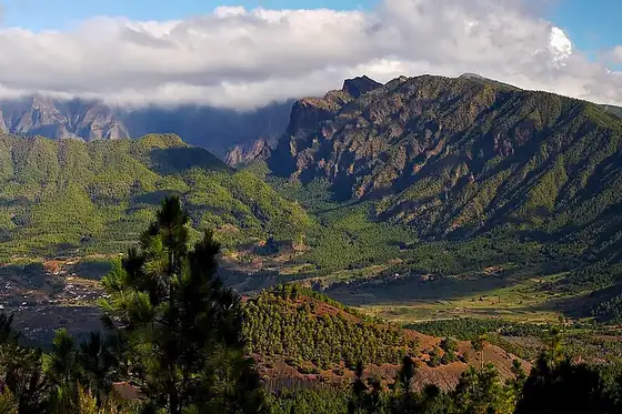 Park Narodowy Caldera de Taburiente w El Paso, z górami i doliną pod chmurami