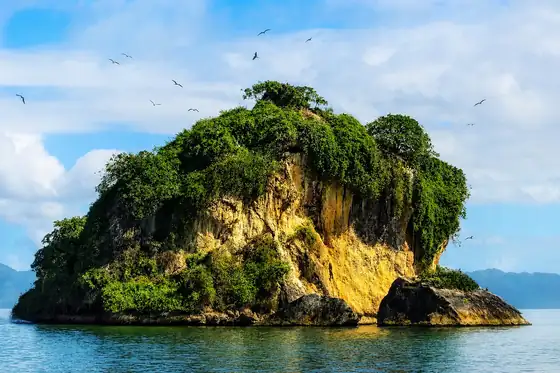Park Narodowy Los Haitises w Sabana de la Mar, skalna wyspa porośnięta zielenią nad wodą