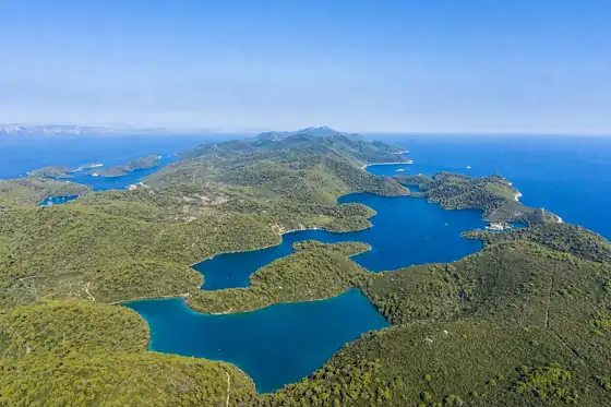Park Narodowy Mljet na Mljet widziany z góry, z zatokami i lasem