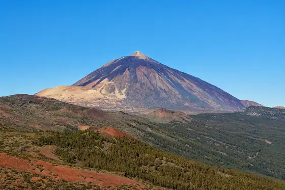Park Narodowy Teide na Teneryfie z wulkanem i pasmem górskim pod niebem
