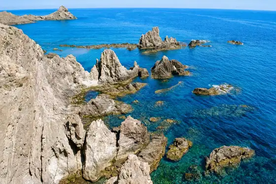 Park Naturalny Cabo de Gata w Níjar: skaliste brzegi i skały w turkusowym morzu