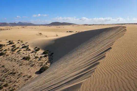 Park Naturalny Wydm Corralejo w Fuerteventurze, wydmy i góry w tle