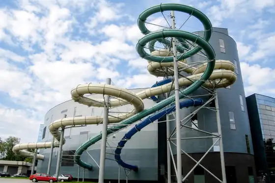 Park wodny w Druskienikach z zakręconymi zjeżdżalniami przy budynku