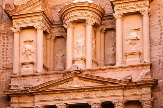 Petra w Wadi Musa, fasada skalnej świątyni z kolumnami i rzeźbieniami