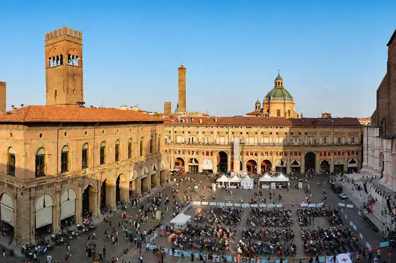 Piazza Maggiore i wieże Asinelli w Bolonii z placem i zabudową wokół