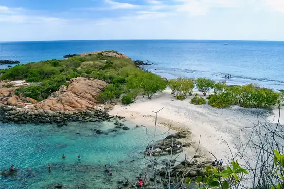 Pigeon Island i ruiny fortu w Gros Islet, z plażą, skałami i zatoką