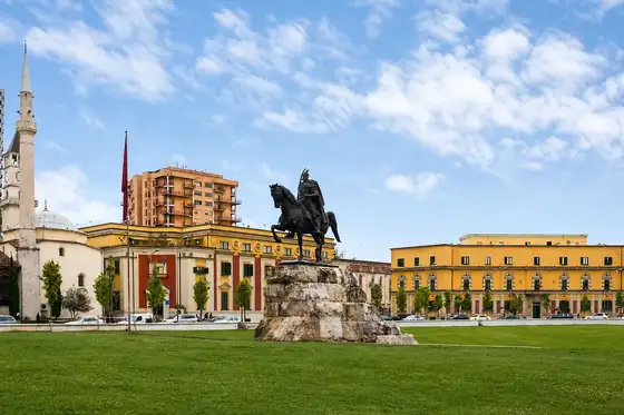 Plac Skanderbega i meczet Et'hem Beja w Tiranie z pomnikiem jeźdźca na placu