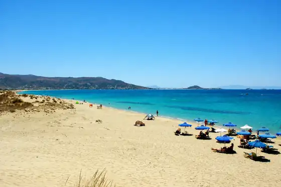 Plaża Plaka w Plaka na Naxos z piaszczystym brzegiem i turkusowym morzem