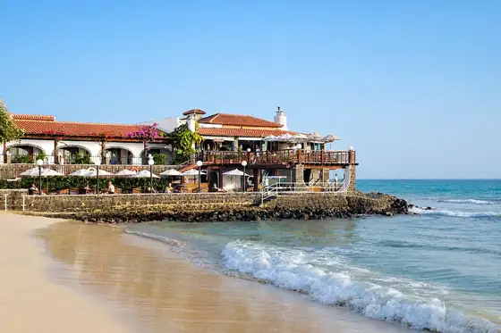 Plaża Santa Maria w Santa Maria na tle budynku przy brzegu i fal morza
