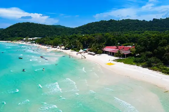Plaża Sao w An Thoi na wyspie Phu Quoc z białym piaskiem i turkusową wodą