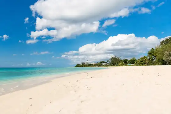 Plaża White Sand na Koh Chang z jasnym piaskiem, turkusową wodą i linią drzew