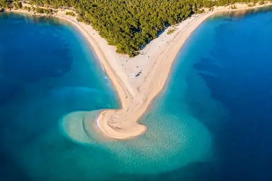 Plaża Zlatni Rat w Bolu na wyspie Brač z wąskim piaszczystym cyplem w morzu