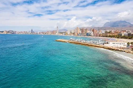 Plaże Levante i Poniente w Benidorm: piaszczysty brzeg, morze i zabudowa nad wodą