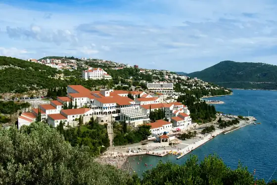 Plaże Neum w Neum z zabudową na wzgórzu i linią brzegu morza