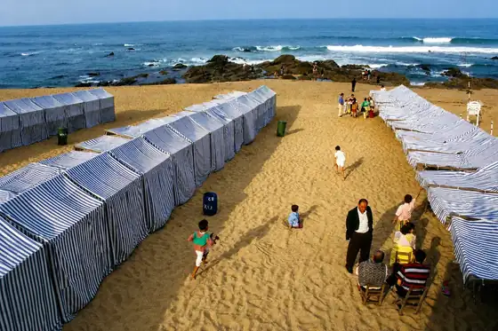 Plaże Póvoa de Varzim w Póvoa de Varzim, z pasami namiotów na piasku i morzem w tle