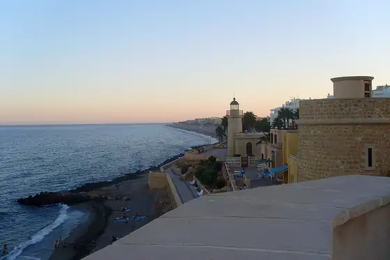 Plaże Roquetas de Mar w Andaluzji, widok na wybrzeże, skały i zabudowę przy brzegu