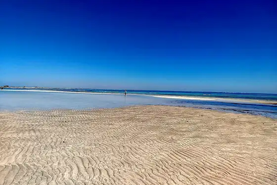Plaże Zarzis w Tunezji z piaszczystym brzegiem i spokojną wodą