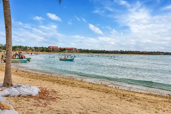Płytka laguna i plaża Pasikudah w Pasikudah z łodziami na wodzie