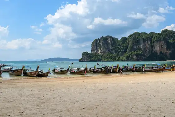 Półwysep Railay i plaża z łodziami przy brzegu oraz wapiennymi skałami