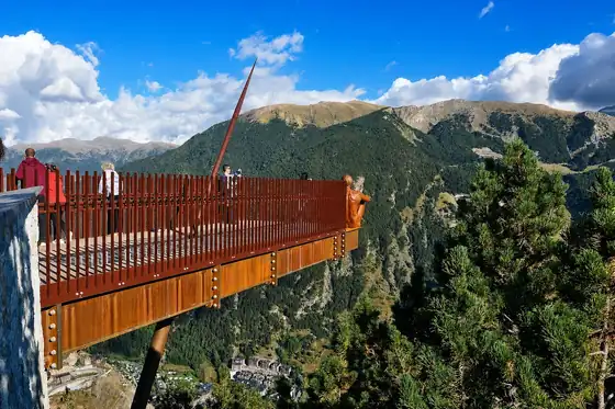 Punkt widokowy Mirador Roc del Quer w Canillo nad górską doliną i lasem.