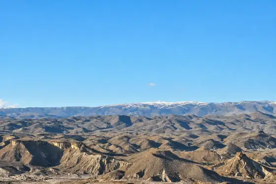 Pustynia Tabernas i Mini Hollywood w Tabernas, skaliste wzgórza pod bezchmurnym niebem.