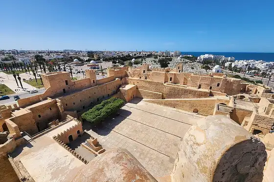 Ribat w Monastirze z dziedzińcem i murami na tle miasta oraz morza
