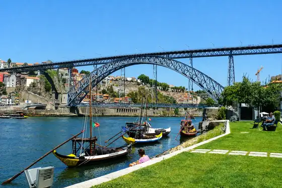 Ribeira i most Ludwika I nad rzeką z łodziami przy brzegu w Porto
