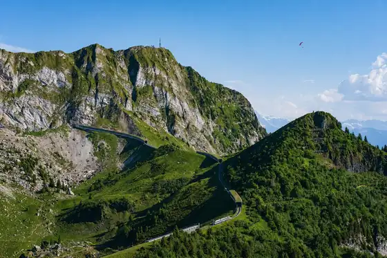 Rochers-de-Naye w Montreux: skaliste zbocza, zielone grzbiety i kręta droga na szczyt