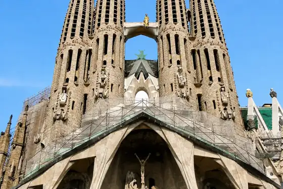 Sagrada Família w Barcelonie z wieżami i fasadą widoczną od frontu