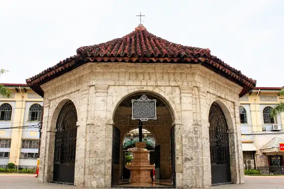 Sanktuarium Magellana i bazylika Santo Niño w Cebu z kamiennym pawilonem i krzyżem na dachu.