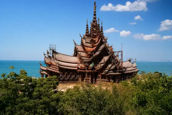 Sanktuarium Prawdy w Pattayi nad morzem, z drewnianą świątynią wśród drzew