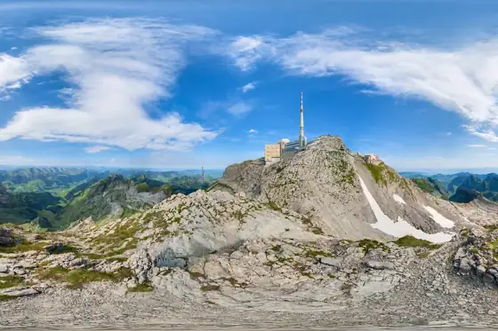 Säntis i szczytowe zabudowania na grani nad Schwägalp w Szwajcarii