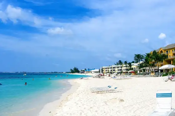 Siedmiomilowa plaża Seven Mile Beach w Negril z białym piaskiem i morzem