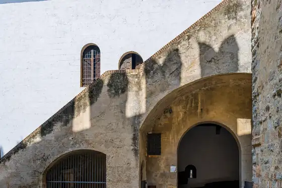 Sirmione i zamek Scaligerich z kamiennym murem, łukiem i oknami nad bramą