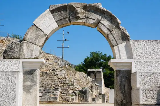 Stanowisko archeologiczne Filippi w Grecji z kamiennym łukiem nad wejściem