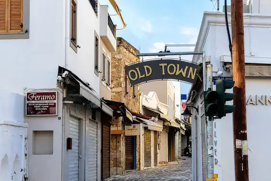 Stare miasto i twierdza joannitów w Kos, wąska uliczka z szyldem Old Town