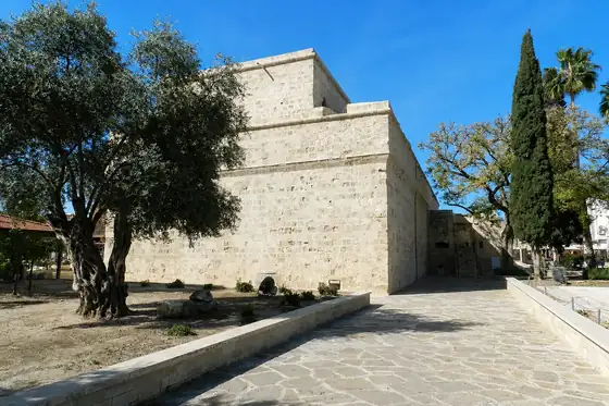 Stare miasto i zamek w Limassol z kamiennym murem, drzewami i brukowaną alejką.