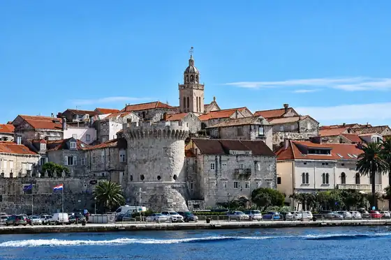 Stare miasto Korčula z kamienną wieżą i dachami nad wodą