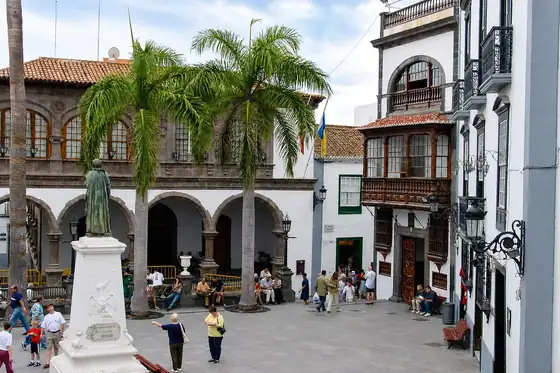 Stare miasto Santa Cruz de La Palma z palmami, arkadami i rzeźbą na placu