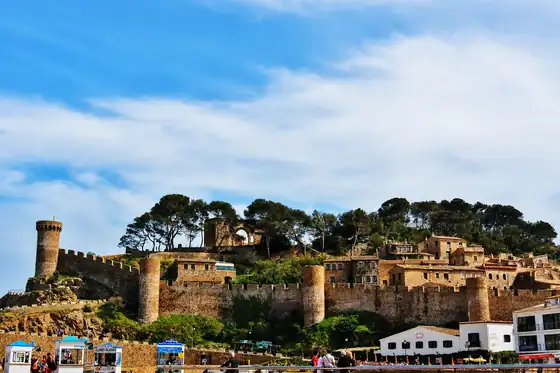 Stare miasto Vila Vella w Tossa de Mar z murami, wieżą i zabudową na wzgórzu
