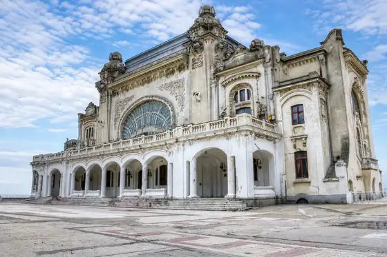 Stare miasto w Konstancy i kasyno, fasada budynku nad morzem
