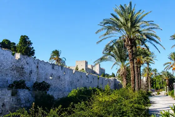 Stare Miasto w Rodos: mury obronne i palmy przy alejce w Grecji