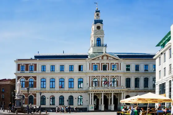 Stare miasto w Rydze z ratuszem i wieżą nad placem