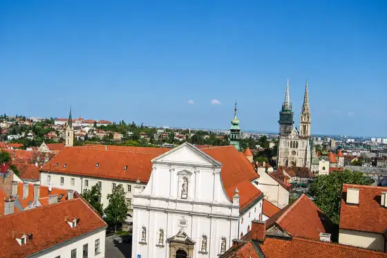 Stare miasto Zagrzebia z czerwonymi dachami i wieżami kościołów w Zagrzebiu