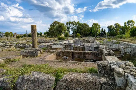 Starożytna Eretria w Eretrii, kamienne ruiny i kolumny na otwartym terenie