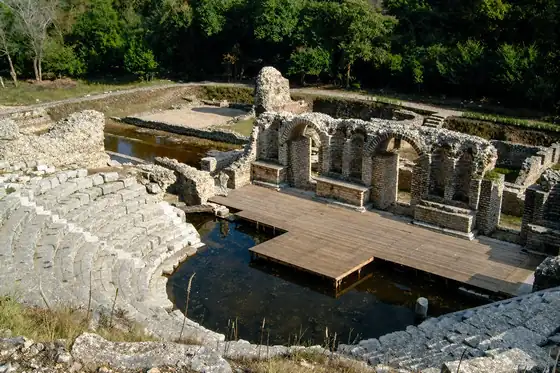 Starożytny Butrint w Butrint, ruiny amfiteatru i kamienne łuki nad wodą